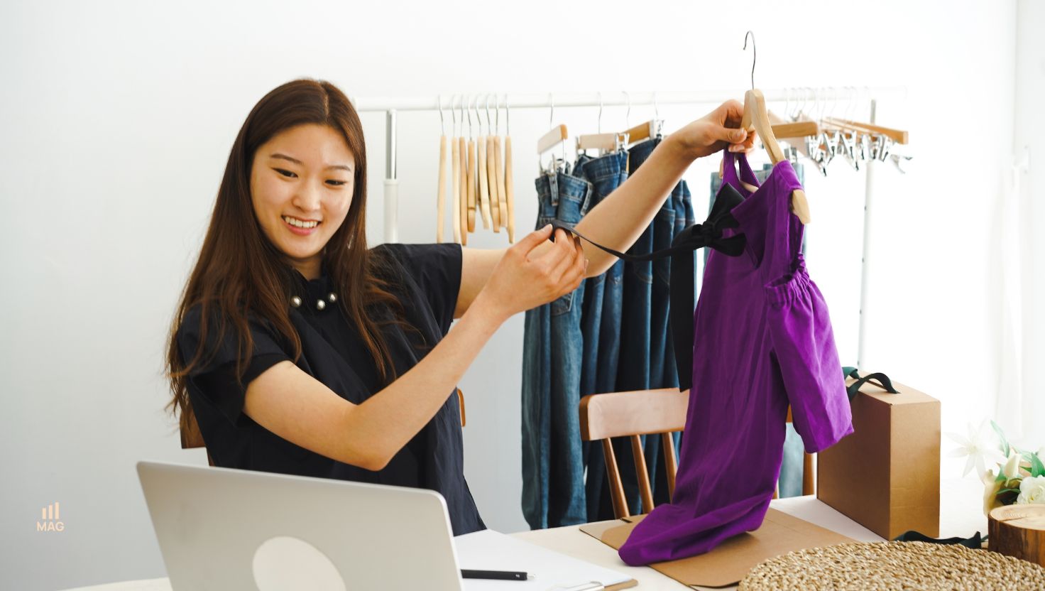 Livestream E-commerce Revolution: Should Amazon Sellers Tap In? 1 Livestream E-commerce Revolution woman doing live selling